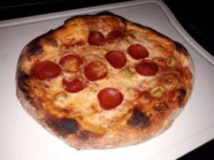 Hjemmelaget pizza, italiensk Napoli-stil er på bordet her stort sett hver helg. Det passer til alle måltider! Her finner du oppskrift på min tomatsaus, prøv den!